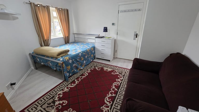 Large double room in hayes