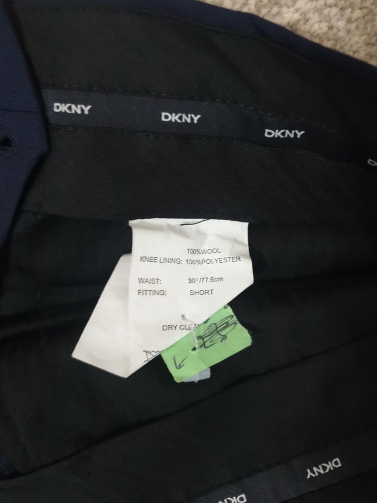 DKNY Men's Slim Fit Suit. 100 % Wool - Navy. Jacket - Chest : 36S. Trouser : 30S.