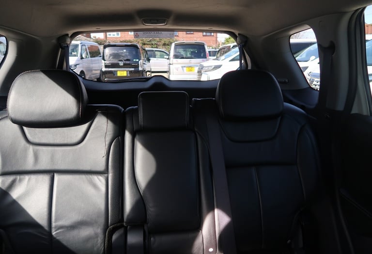2012/12 White Mitsubishi Outlander 2.2 DI-D GX3 5dr 2WD 7 Seat