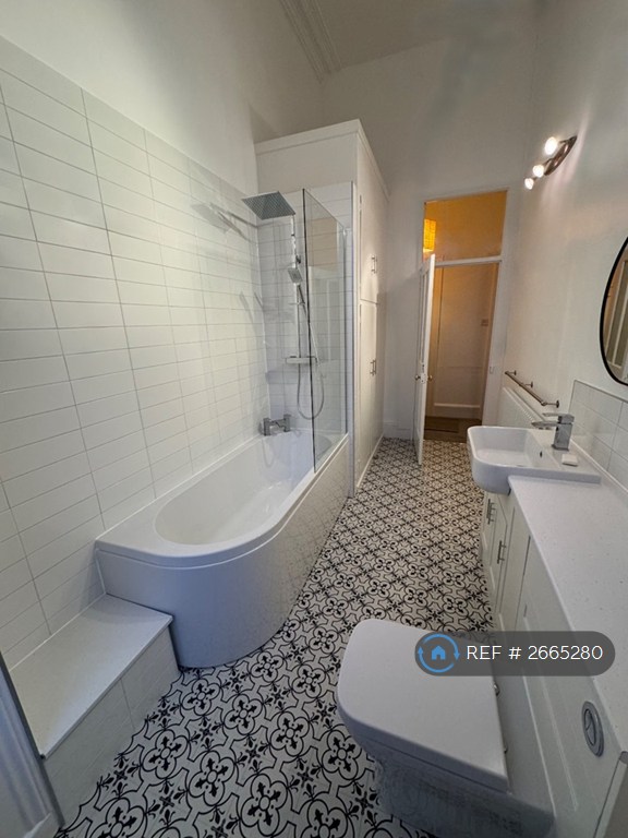 2 bedroom flat in Cornwallis Crescent, Bristol, BS8 (2 bed) (#2665280)