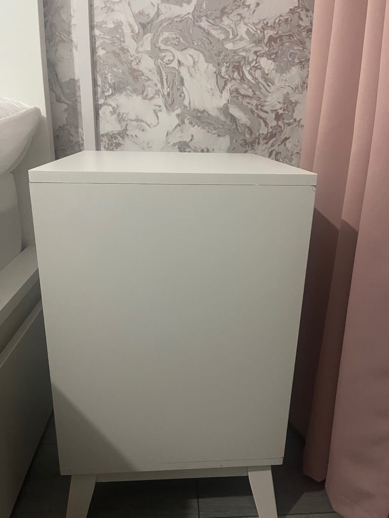 Bedside table & 3 chest of drawers 