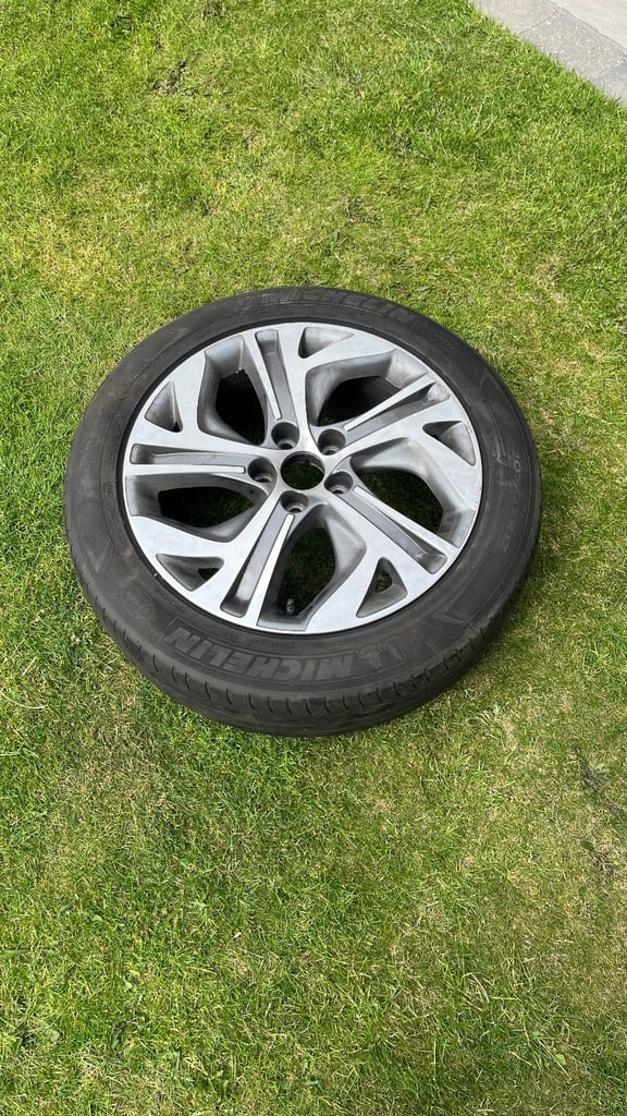 Citroen C4 ( MkII) alloy wheel and tyre 