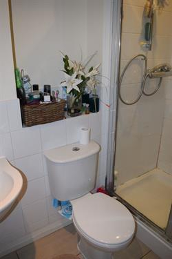 En-suite double Room to Rent in Shared House, Worcester Park KT4 for single females. Bills included.