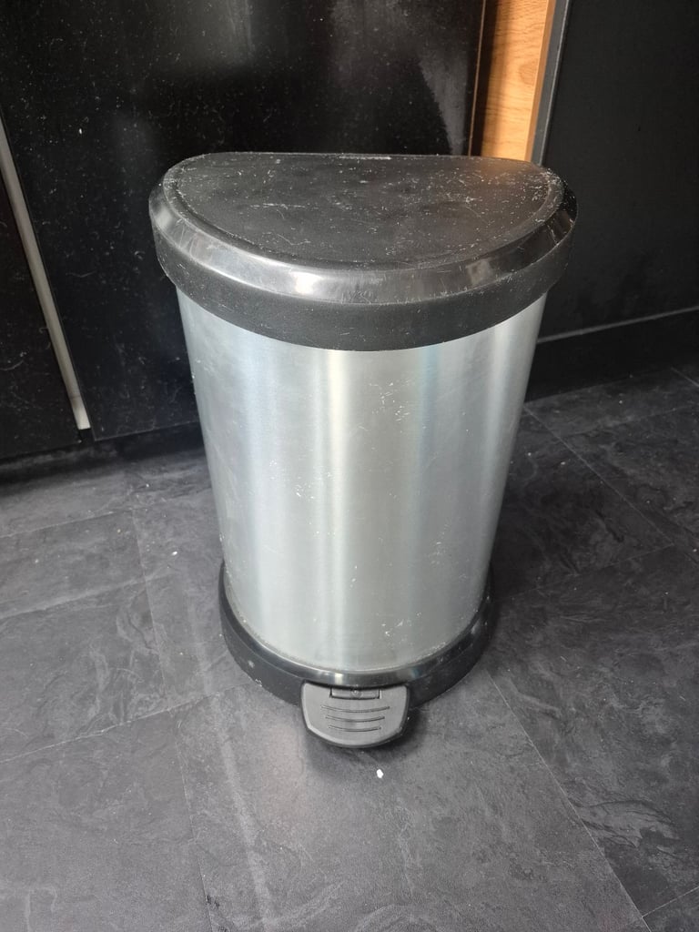 small kitchen bin in good condition 