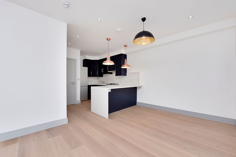 Premium Quality 2 DBed Flat 2 Bath Open Plan Juliet Balcony Shared Garden VeryNearTubeBusShops