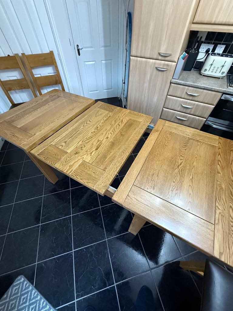 Solid Oak Extendable Dining Table & Chairs 