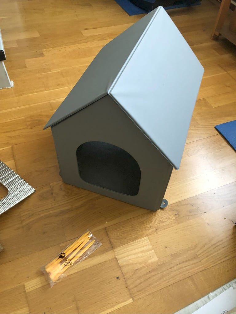 Sturdy Outdoor Waterproof Cat Cave with removable matt and insulation sheets
