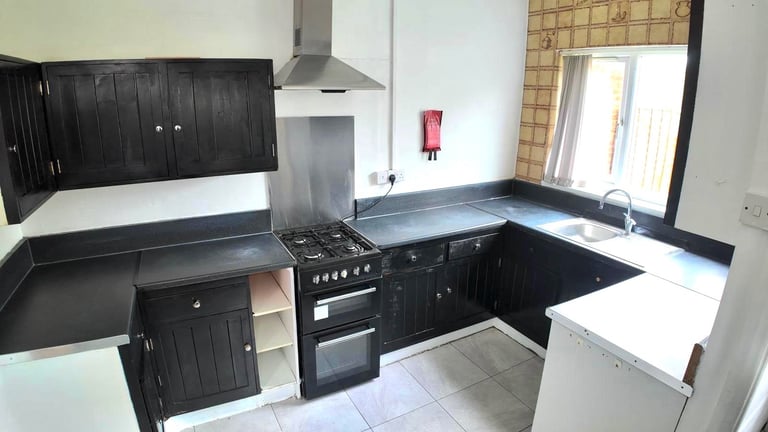 (Not a studio)En-suite loft room for single occupancy Postcode LU3 1DJ