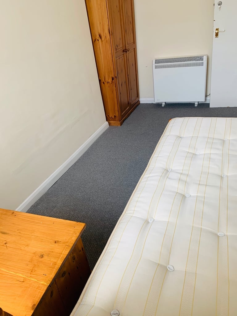 Spacious Room Avalible in Plymouth Central