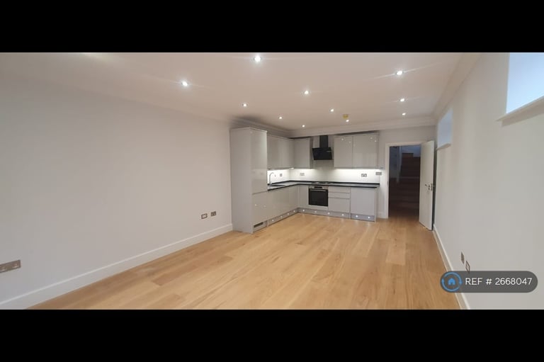 3 bedroom flat in Chatsworth Road, London, NW2 (3 bed) (#2668047)