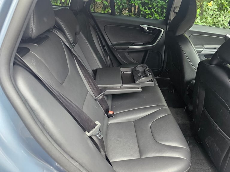 VOLVO V60 CROSS COUNTRY 1 OWNER LUX NAV FVSH LIKE 4WD 4X4 ALL ROAD ESTATE V70 V40