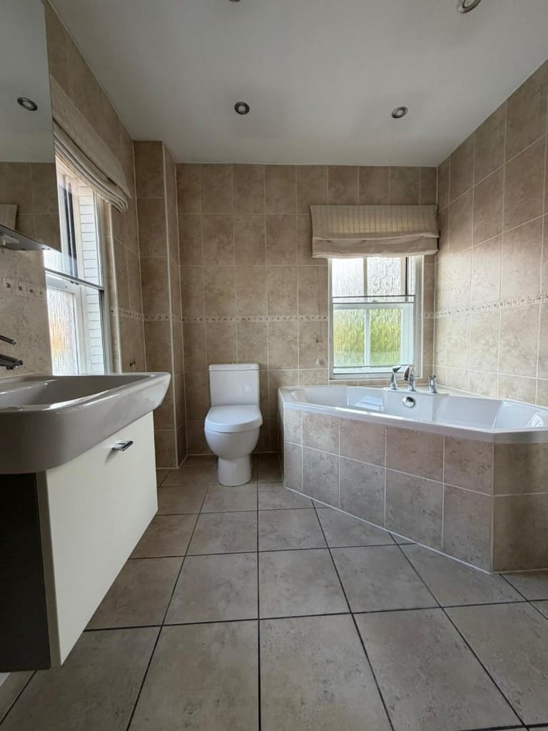 5 BEDROOM DETACHED HOME IN WINDSOR