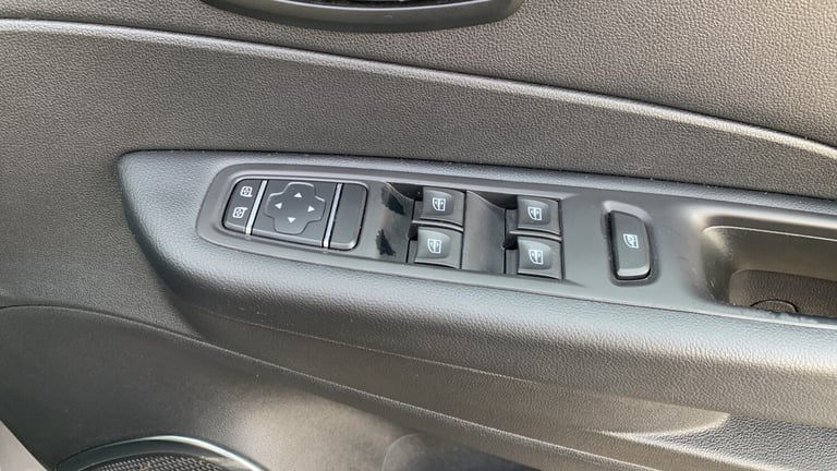 2018 Renault Captur 0.9 TCe ENERGY Iconic SUV 5dr Petrol Manual Euro 6 (s/s) (90 ps) SUV Petrol M...