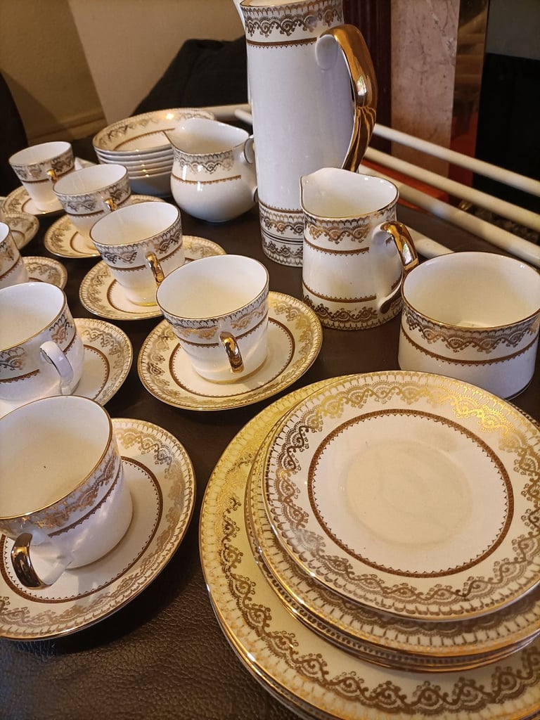 Elizabethan vintage fine china set. As per pictures. Collection only 