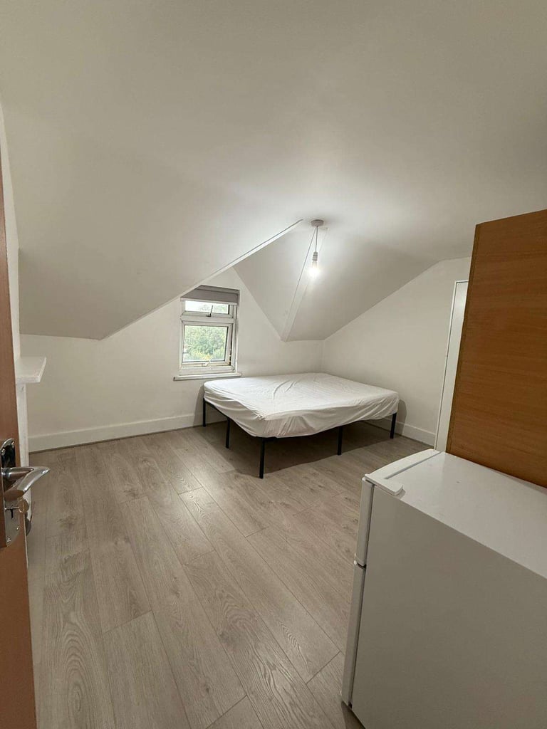 DOUBLE ROOM AVAILABLE NOWFarningham Road, N17  – 8 minutes from station