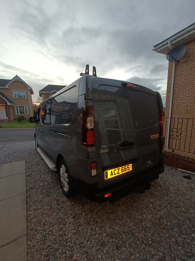 Renault Trafic Sport+ 6-Seater Crew Van