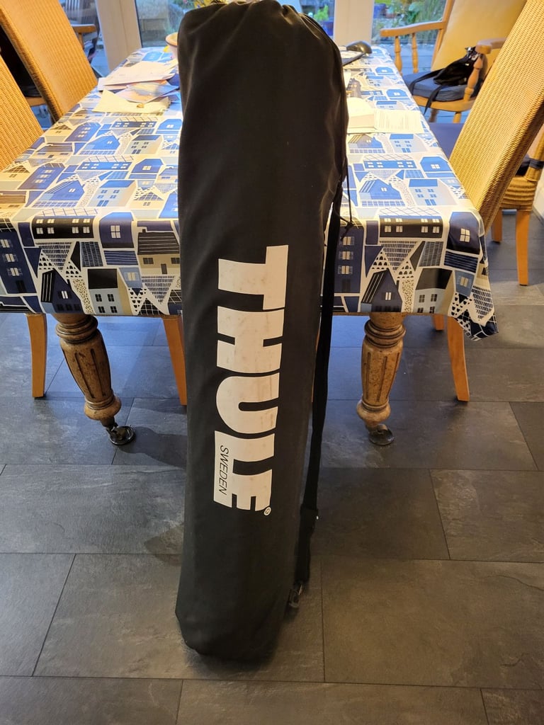 Thule Ranger 90 roof box and fixings kit 