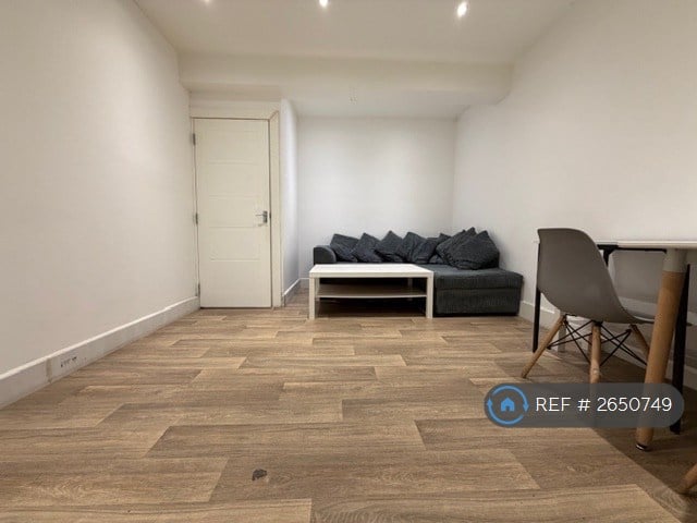 3 bedroom flat in Clarendon Road, Luton, LU2 (3 bed) (#2650749)