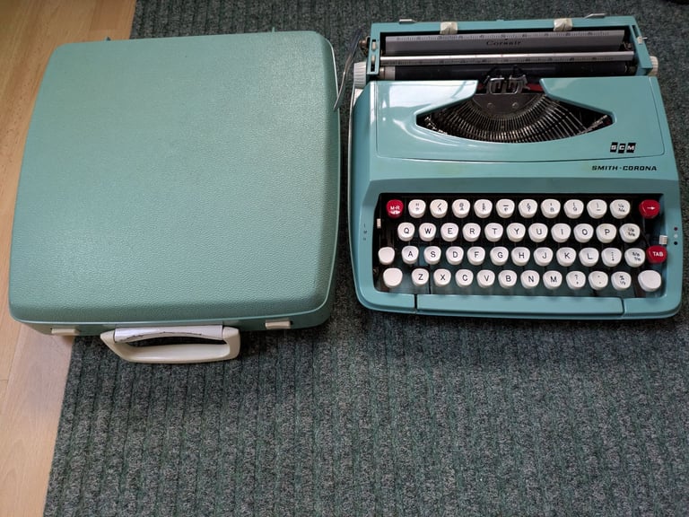 SMITH-CORONA CORSAIR SCM VINTAGE PORTABLE MANUAL TYPEWRITER - GOOD WORKING ORDER
