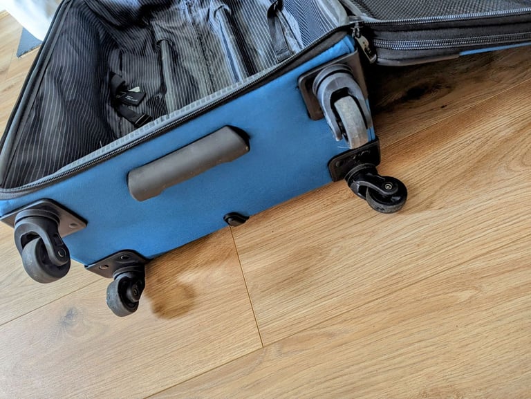 2x BIG TRAVELLING LUGGAGES/SUITCASES