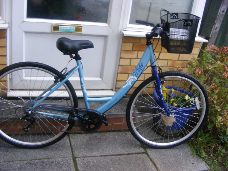 image for LADIES HYBRID 700c WHEEL BIKE WITH FITTED BASKET IN GOOD CONDITION