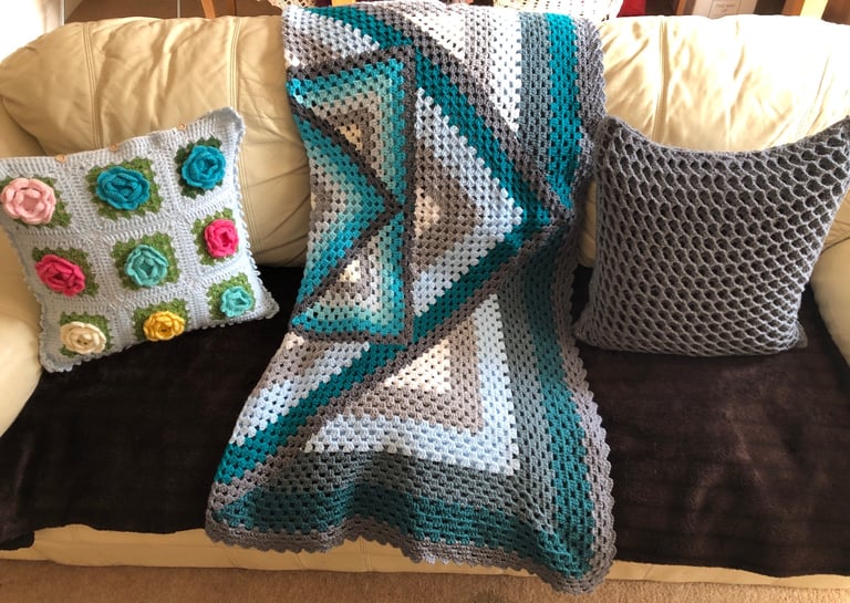 Handmade Crochet Blanket 155x155cm with 2 Free Cushion Covers – Beautiful Gift Set