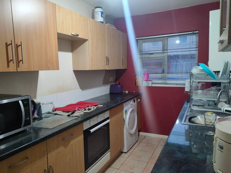 Single (Bedsit) and Double rooms to share on cal-de-sec quiet street 7 mins walk to train station