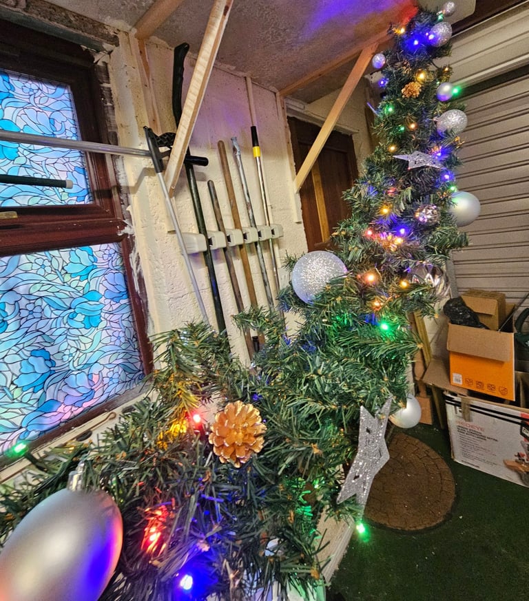 20 Ft Christmas Garland with lights, Baubles and pine cones 