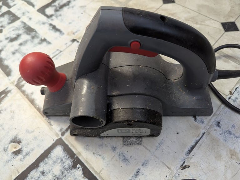 PP 240V 650W ELECTRIC WOOD PLANER WOOD PLANE IN GOOD WORKING ORDER WITH DECENT BLADES + CAN BE SEEN