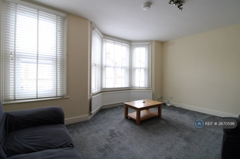 3 bedroom flat in Kellino Street, London, SW17 (3 bed) (#2670598)