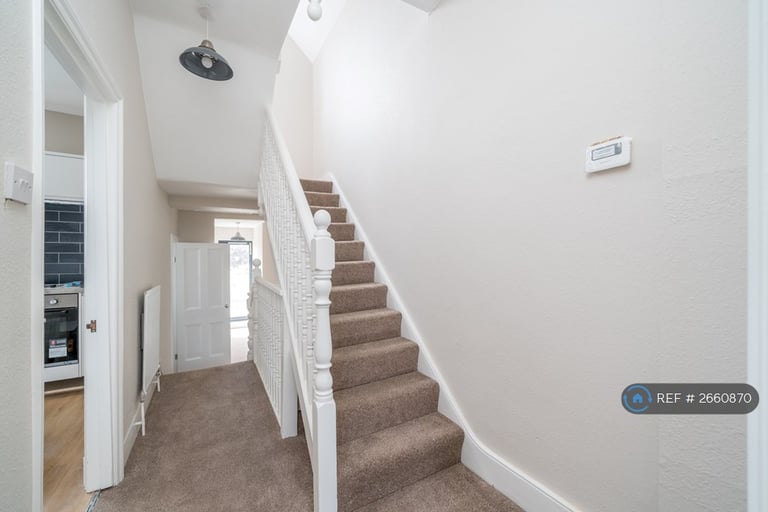 2 bedroom flat in Heathfield North, Twickenham, TW2 (2 bed) (#2660870)