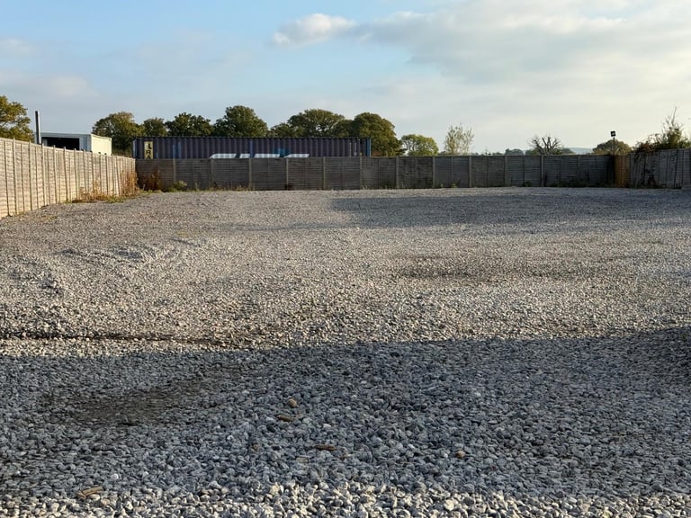 Large storage yard to let