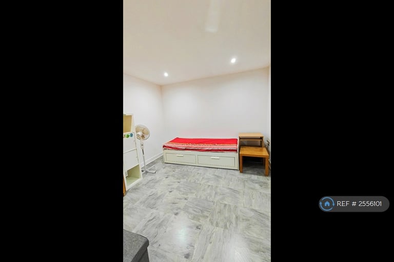 2 bedroom flat in Mcilroys Building, Reading, RG1 (2 bed) (#2556101)