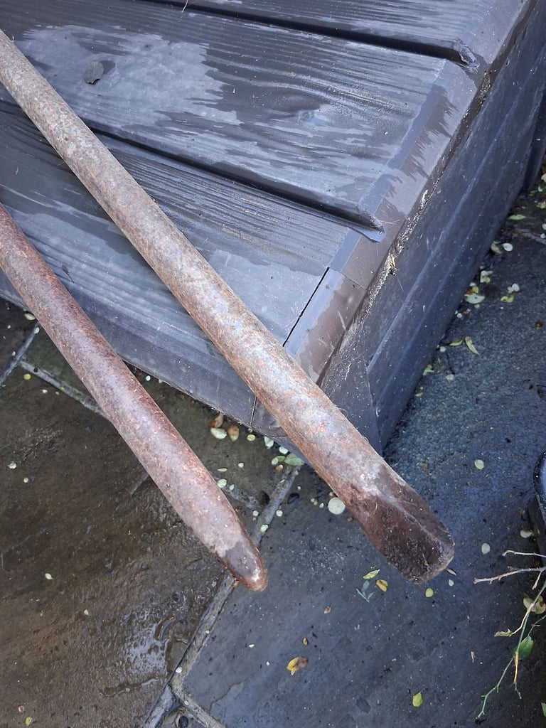 Kerb Bar and road pins