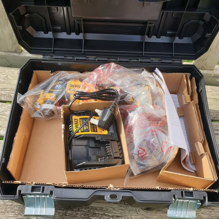 New DEWALT DCK328P2T 18V 2 x 5Ah Li-Ion XR Brushless Cordless 3 Set Kit Multitool impact Driver