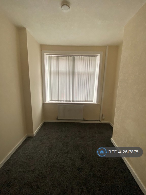3 bedroom house in Oldham Road, Royton, Oldham, OL2 (3 bed) (#2617875)
