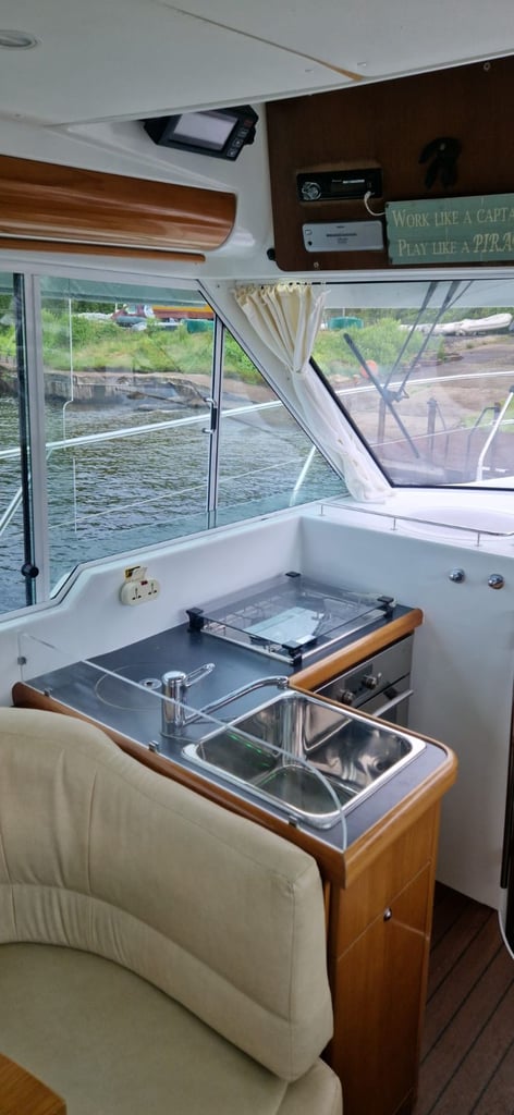 Beneteau 9.8m Flybridge 