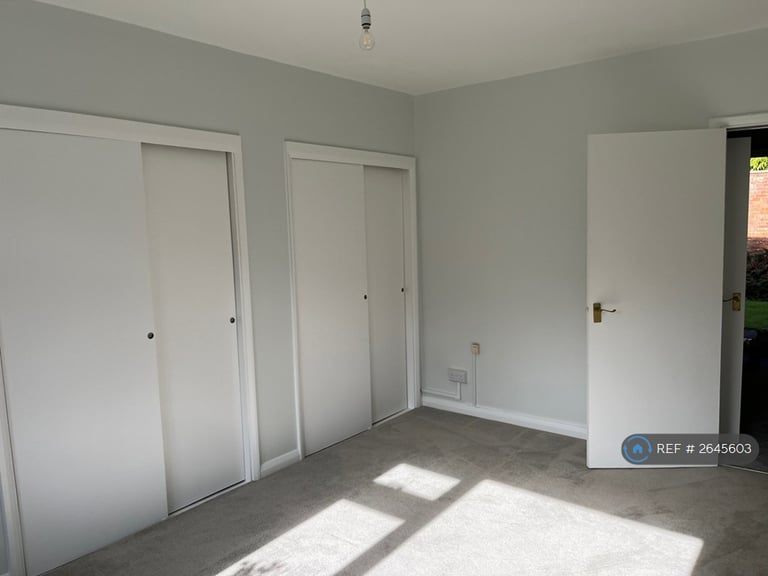2 bedroom flat in Beacon Hill Court, Hindhead, GU26 (2 bed) (#2645603)