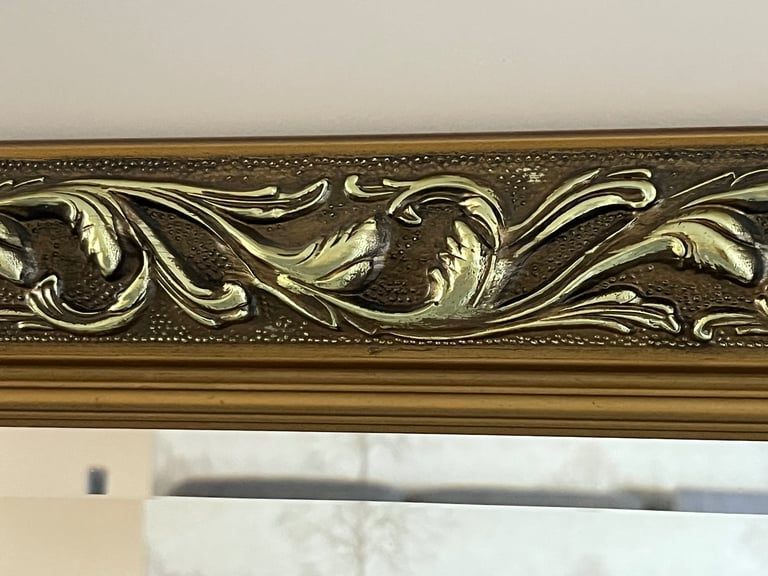 Living Room Vintage Look Carved Mirror. 