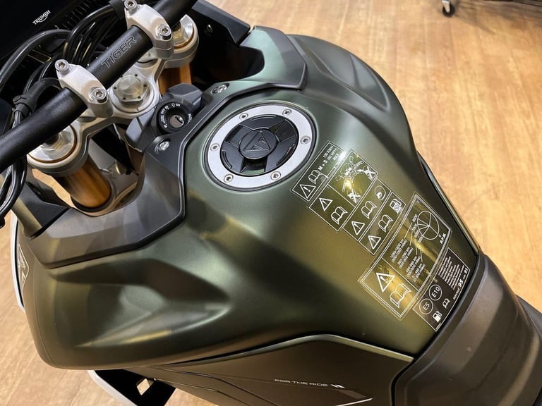 2025 Triumph Tiger 900 RALLY PRO PREMIUM TWIN COLOUR Petrol black 6 Speed