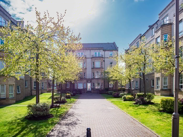Bright and spacious, 2 bedroom, ground flat in Dicksonfield – available November