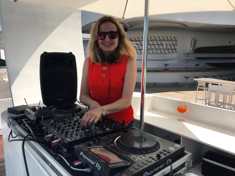 image for 🎧 Top Female DJ for Hire – R&B, Hip-Hop, Classics & Arabic Beats! 🎶
