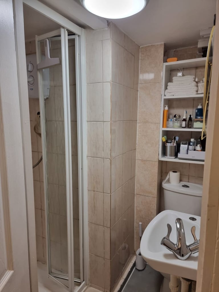 DSS FULHAM 1ST FL SELF CON STUDIO FLAT 10 MIN WALK TUBE &RIVER SHORT BUS RIDE TO CLAPHAM JUNCTION 