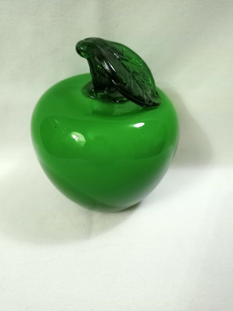 STUDIO ART GLASS APPLE ORNAMENT/PAPERWEIGHT 