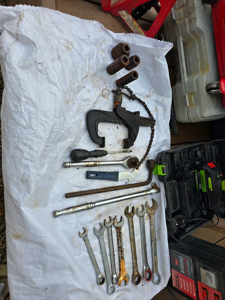 Car jack and tools