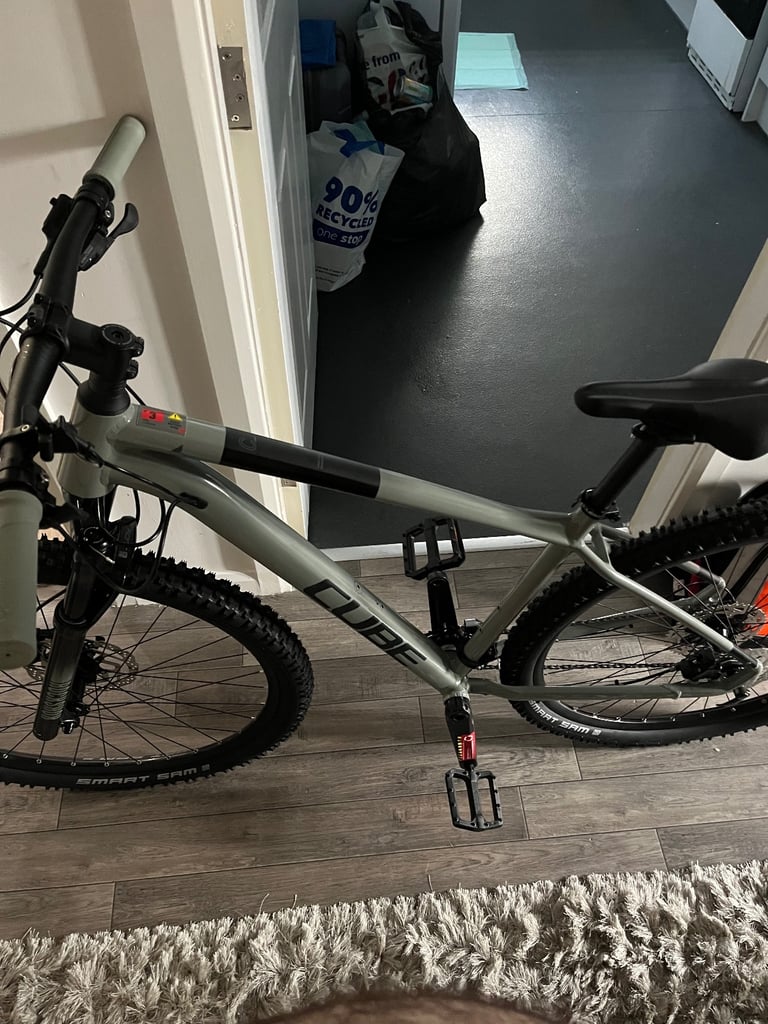 Cube bike hardly used 