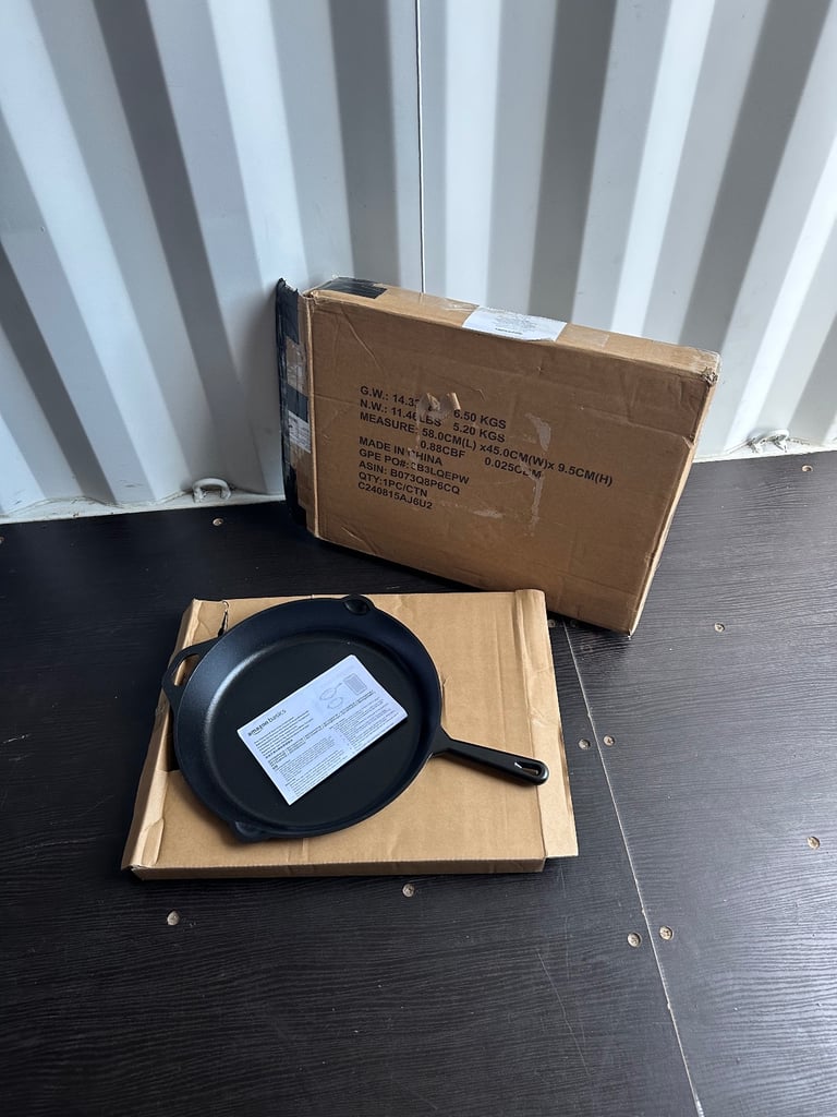 image for Amazon Basics Pre-Seasoned Cast Iron Skillet 38.1cm Heavy Duty Cooking Pan