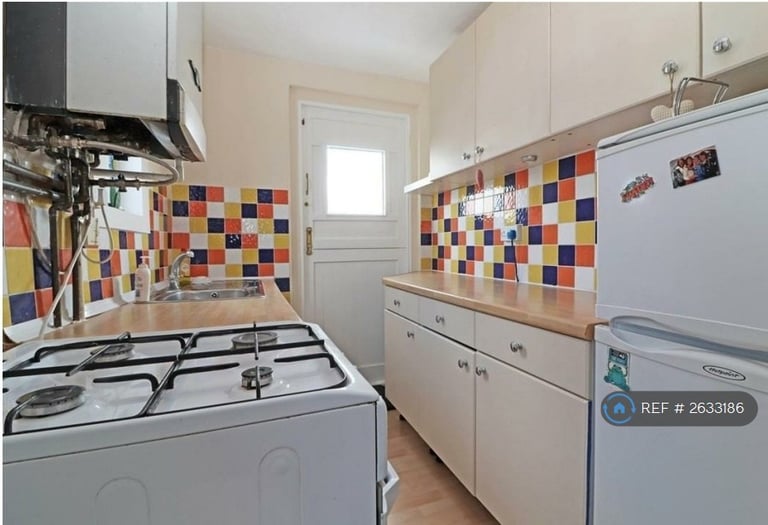 2 bedroom flat in Garlands Road, Redhill, RH1 (2 bed) (#2633186)