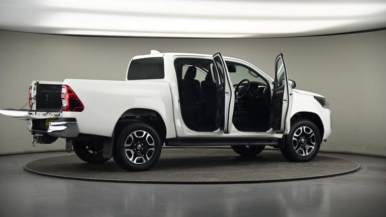 2024 Toyota Hilux 2.8 D-4D Invincible Pickup Double Cab 4dr Diesel Auto 4WD Euro 6 (s/s) (204 Pic...