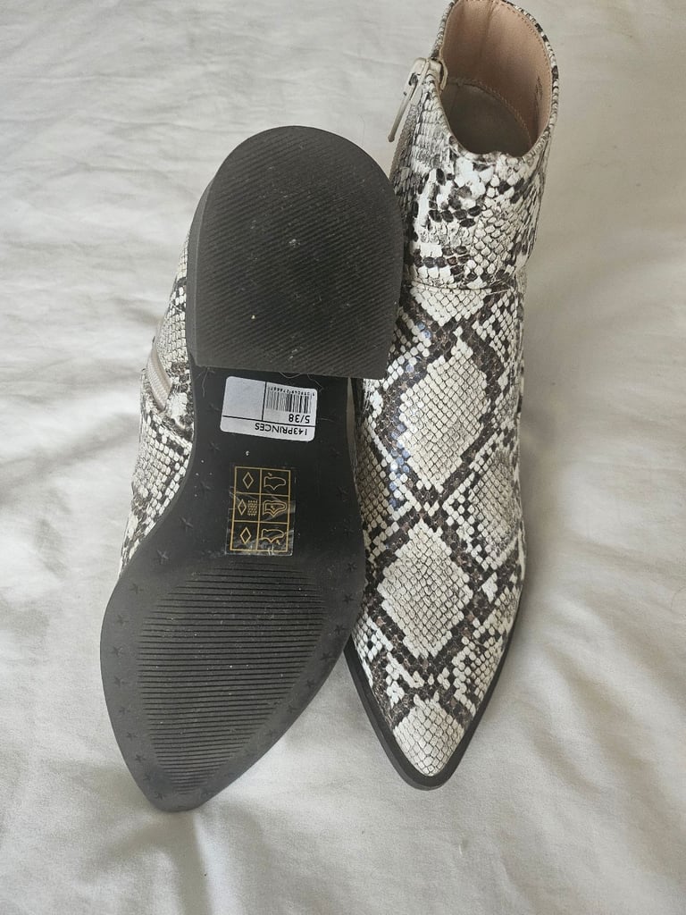 Head over heels boots size 5